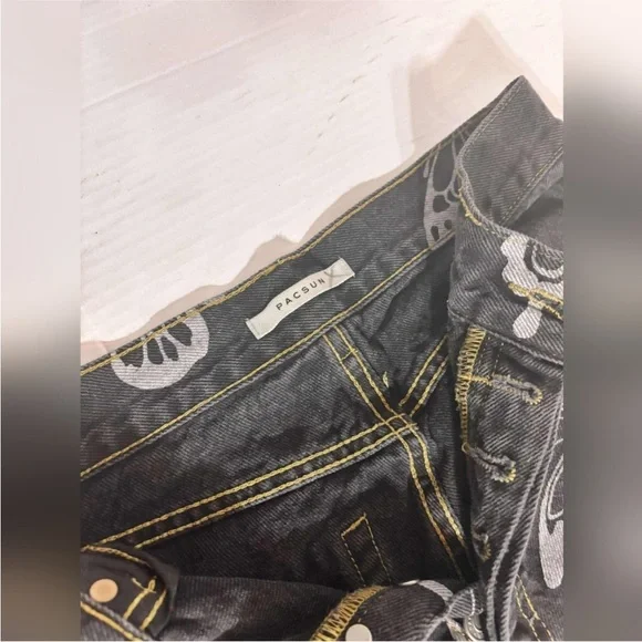 PACSUN High Rise Straight Leg
Cropped Raw Hem Butterfly
Black Jeans Size 27 - Picture 14 of 15